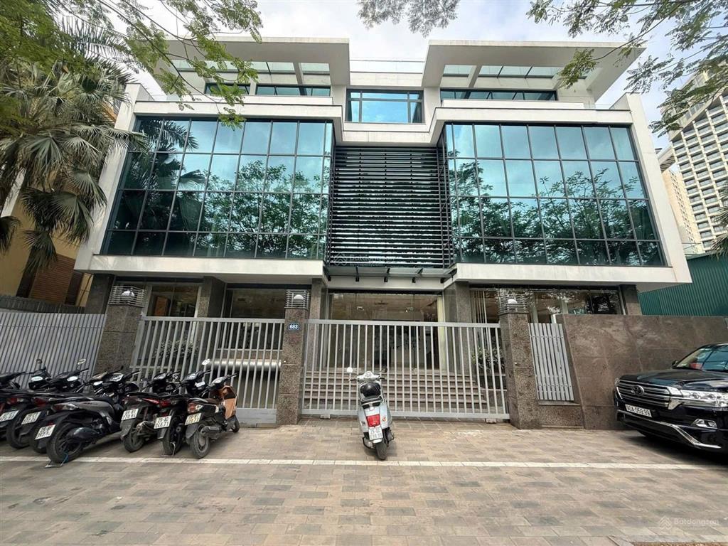 Cho thuê tòa nhà mặt phố lạc long quân tây hồ 450m2 x 6t, mt 28m