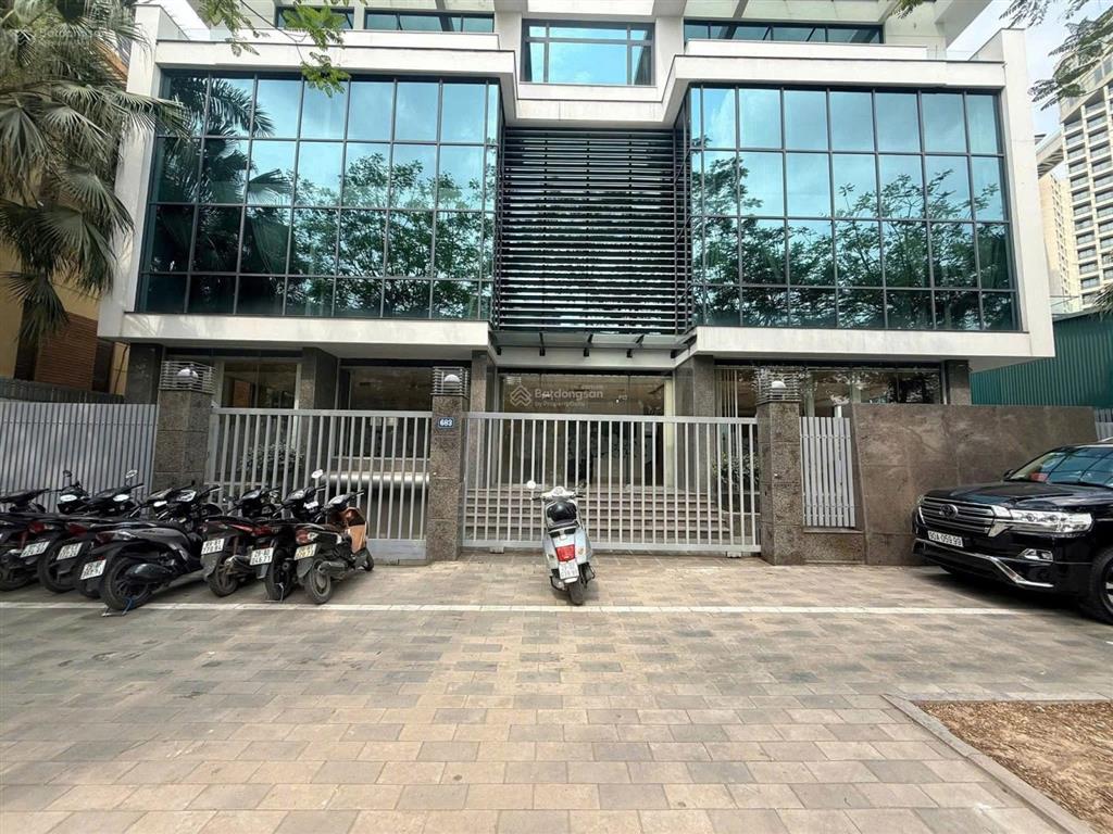 Cho thuê tòa nhà mặt phố lạc long quân tây hồ 450m2 x 6t, mt 28m