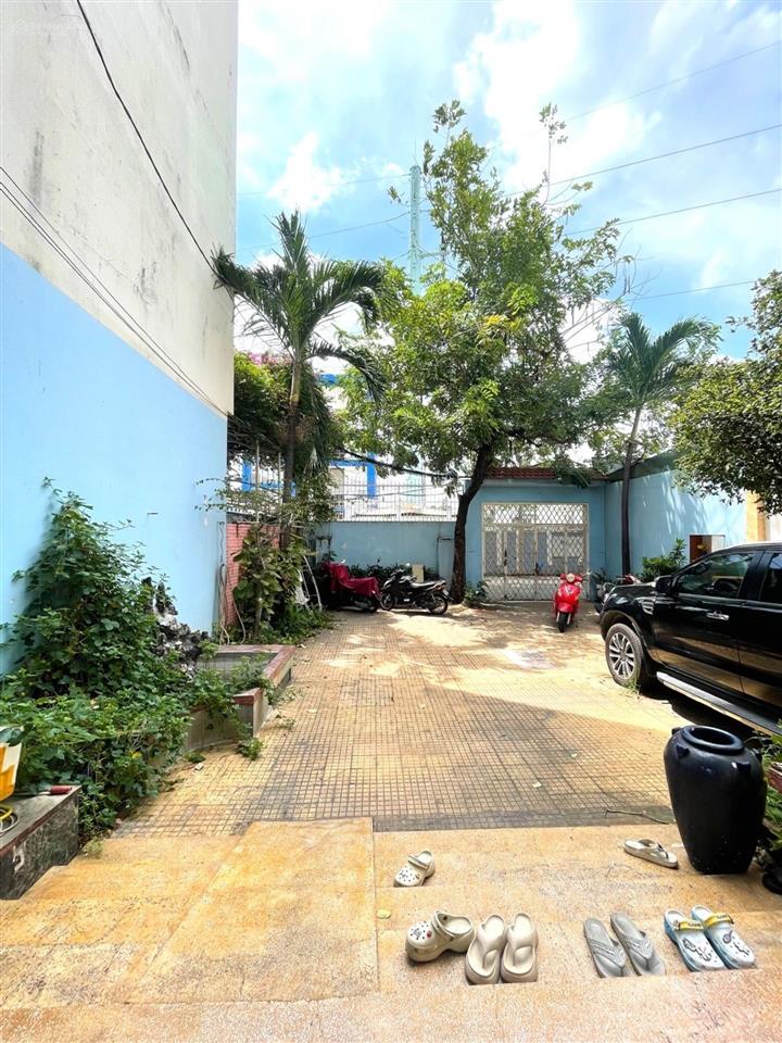 Biệt thự sân vườn mặt tiền đường 12m khu tân sơn nhì  tân phú  ngang 10m  400m2  chỉ 90tr/m2