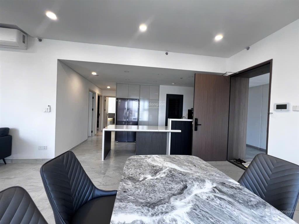 Bán căn hộ cardinal court 2pn tầng cao ô xe hầm giá chỉ 10.9 tỷ