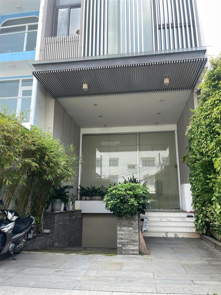 Tòa nhà văn phòng bình thạnh  ngang 6.5m nở hậu 14.5m  có hầm thang máy  sổ hồng riêng