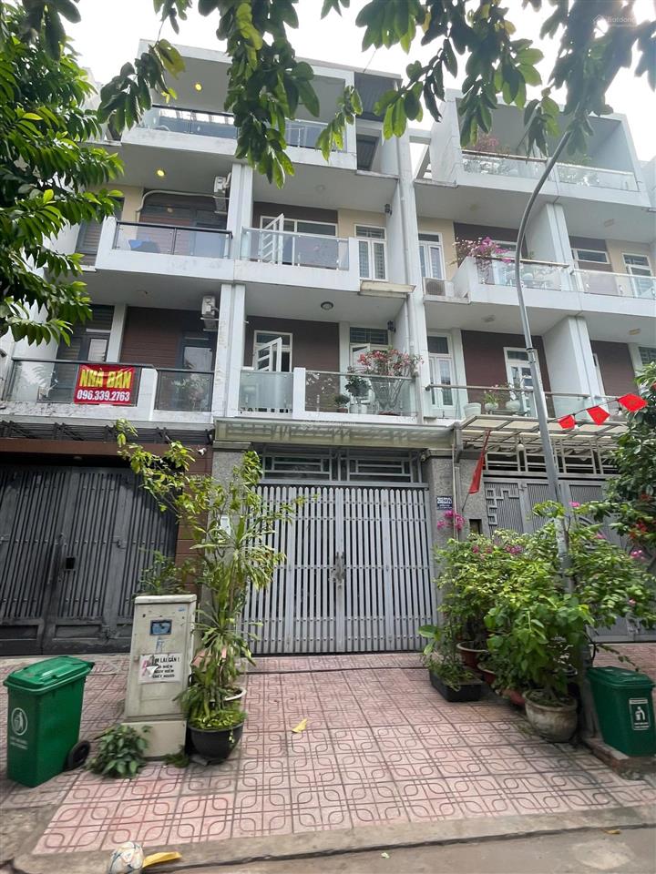 Nhà đẹp đặng thùy trâm  đối diện đại học văn lang  đường 8m có vỉa hè  chỉ 9 tỷ