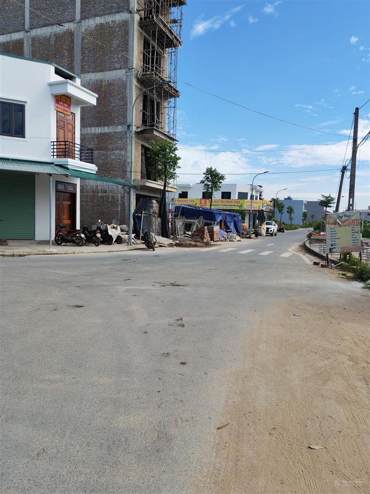 200m đất nằm giữa kcn vsip, làm văn phòng, khách sạn, nhà hàng đều phù hợp