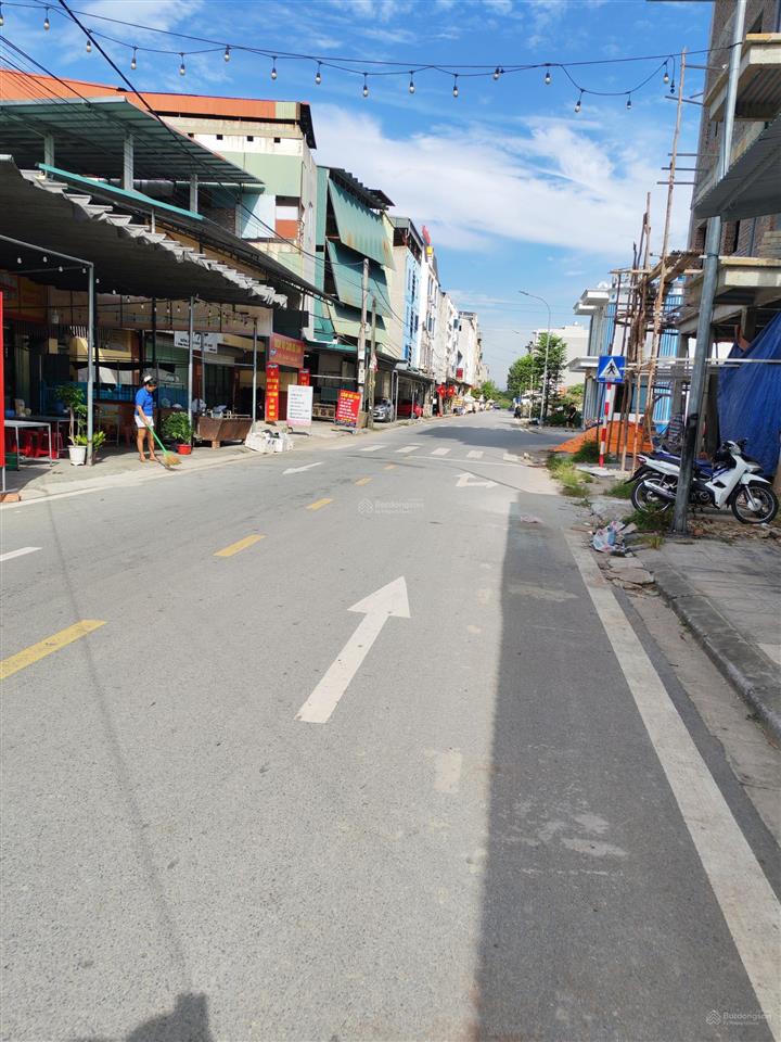 200m đất nằm giữa kcn vsip, làm văn phòng, khách sạn, nhà hàng đều phù hợp