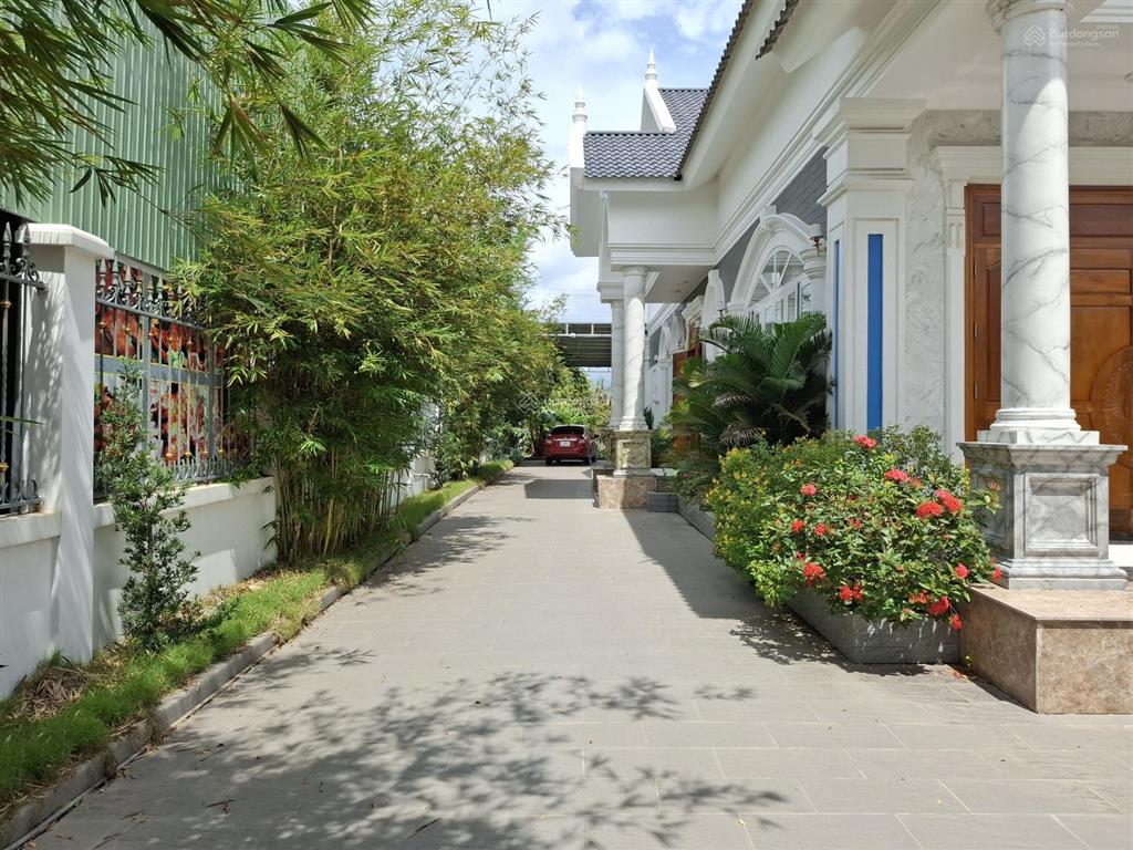 Bán biệt thự mặt tiền nhựa suối cầu đúc, trung tâm phước đông, tây ninh