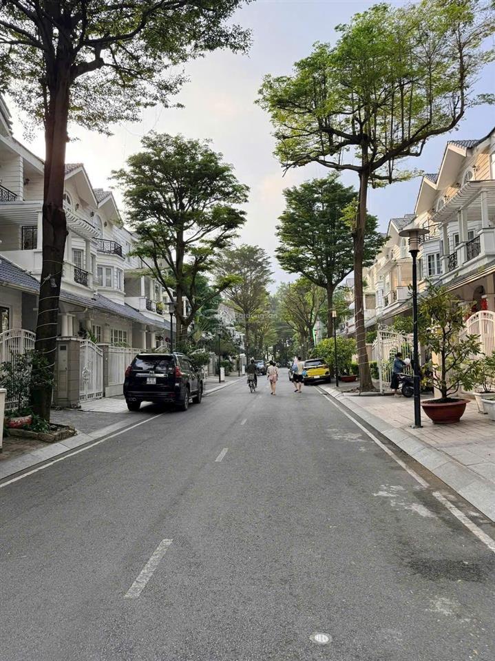 Mt đường d8 sài gòn pearl villa, dt 7 x21m  hầm trệt 2 lầu chốt nhanh 85 tỷ