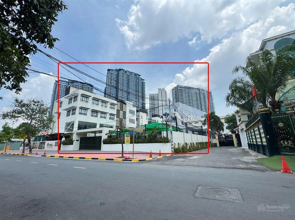 Bán mt 33 giang văn minh  q2, dt 24,43x70m cn 1.692m² hđ 1 tỷ/tháng giá 320 tỷ (~189 triệu/m²)