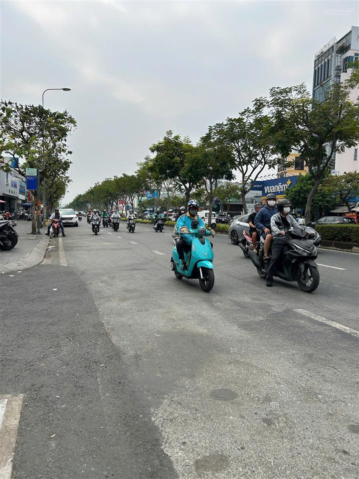 Nhà 4.2 x 20m xây 4 tầng, ngay đường trần não rẽ vào, đường 12m, bán 18 tỷ