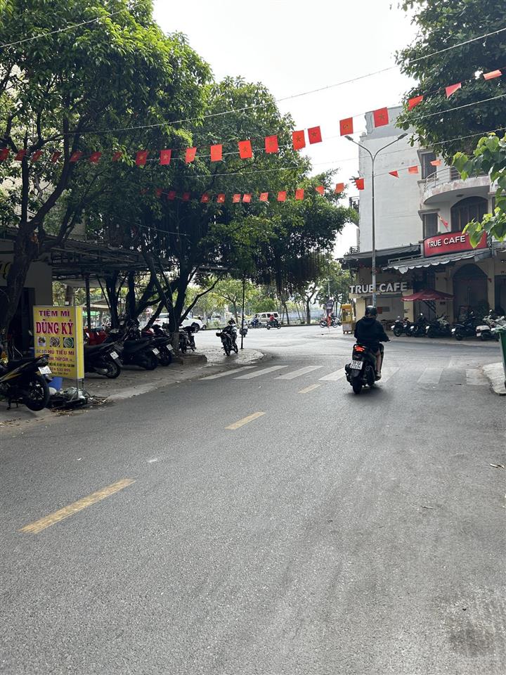 Bán nhà đường số 11  ngay phan xích long + đường hoa lan  hoa hồng
