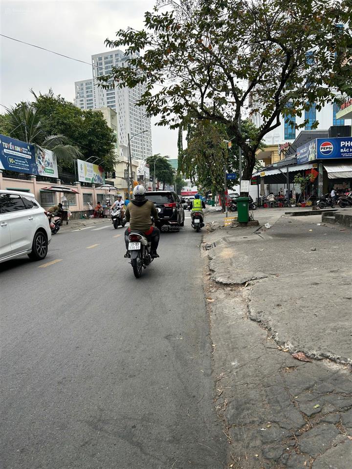Chủ cần bán gấp nhà mặt tiền đường quốc hương  p. thảo điền.