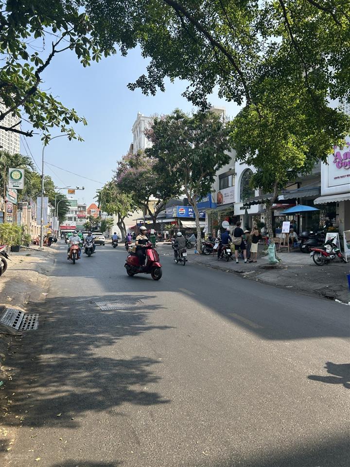Chủ cần bán gấp nhà mặt tiền đường quốc hương  p. thảo điền.