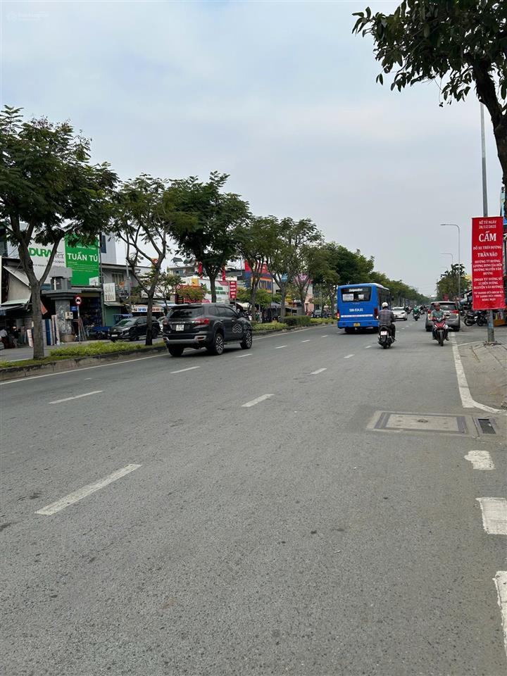Bán nhà khu đường trần não giá 24.7 tỷ