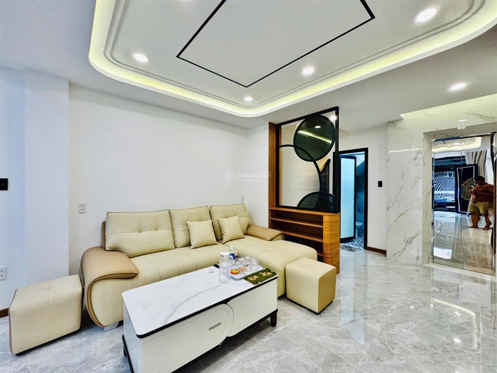 Nhà có thang máy + xây 6 tầng  đường bạch đằng  bán 14 tỷ