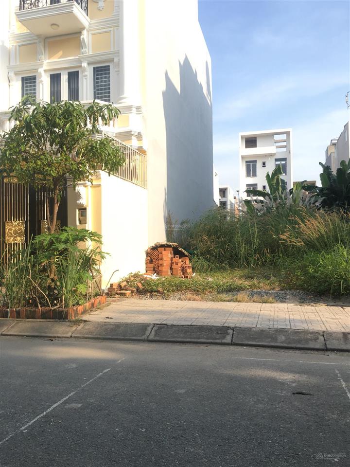 Đất  dự án  đại học bách khoa  p. phú hữu  ngay đỗ xuân hợp rẽ vào.