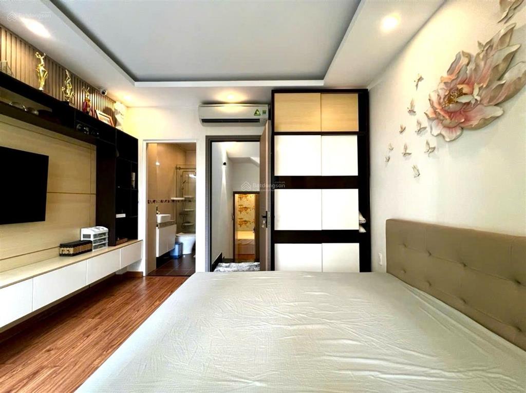 Nhà 68m  xây 6 tầng  mặt tiền đường đào duy anh giá 19 tỷ