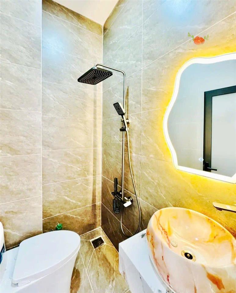 Bán nhà phú nhuận giá 3tỷ480/69,8m2, đường 5,8m hoa sửa, cho thuê 22tr, gần co.opmart rạch miễu