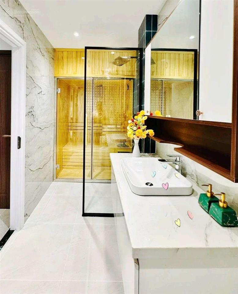 Bán nhà ngay trung tâm quận 1 90,5m2. đường ôtô võ văn kiệt, cho thuê 36tr, gần chợ nga