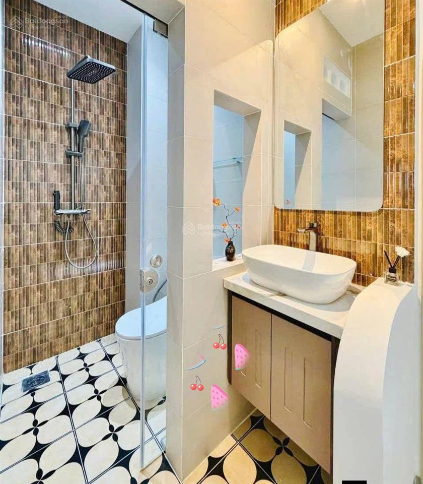 Xoay vốn bán nhà đường ô tô nguyễn biểu  quận 5, giá 3tỷ680/76m2, cho thuê 27 triệu, gần cầu chữ y