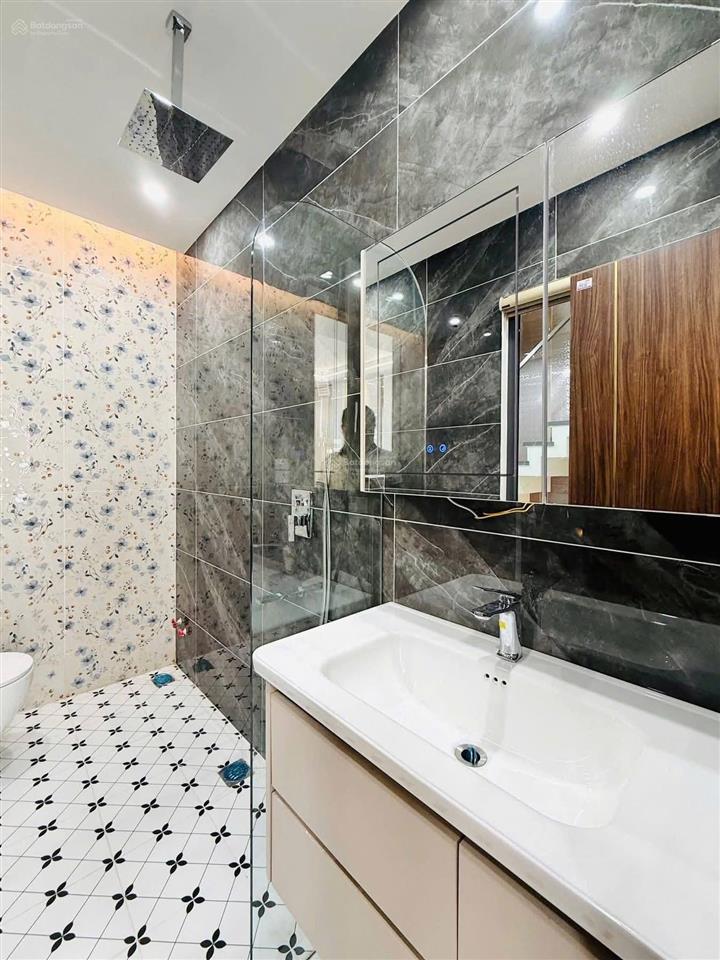 Chú tám bán nhà hoà hưng quận 10. dt 73.4m2 đang cho thuê 28triệu. gần tiểu học lê thị riêng