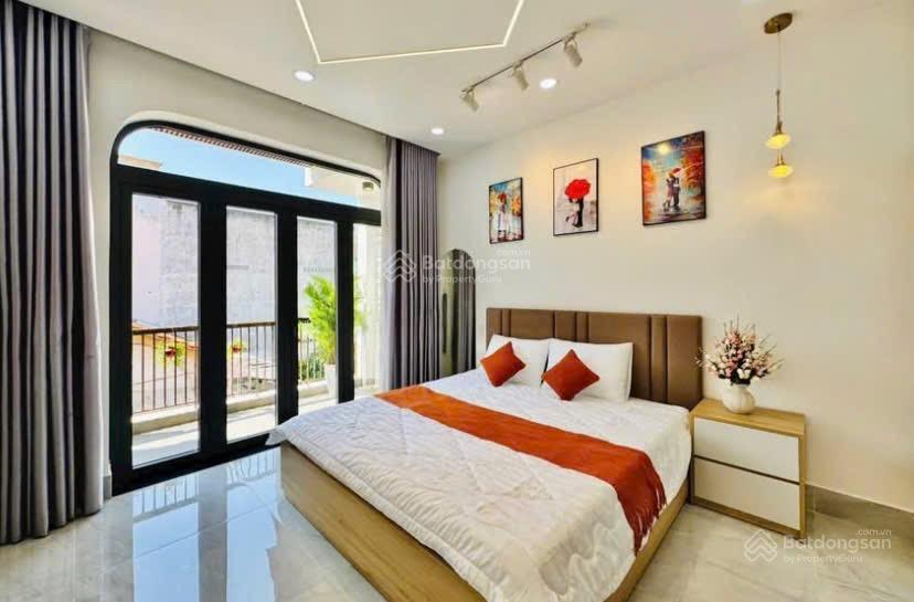 Bán nhà út tịch  tân bình đang cho thuê 20triệu.giá 3tỷ280/72.4m2 gần tiểu học hoàng văn thụ