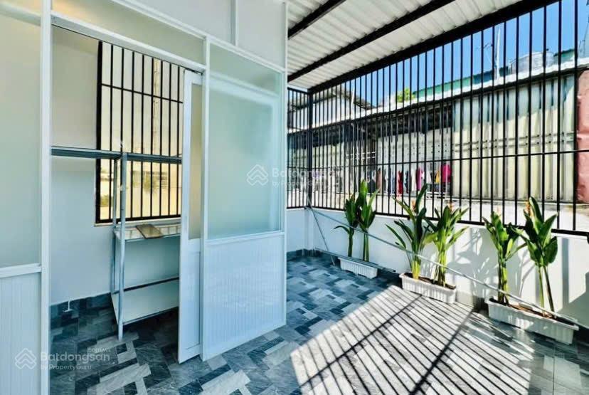 Bán nhà út tịch  tân bình đang cho thuê 20triệu.giá 3tỷ280/72.4m2 gần tiểu học hoàng văn thụ