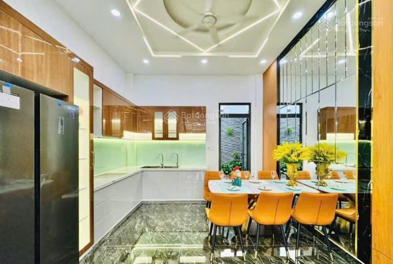 Bán nhà út tịch  tân bình đang cho thuê 20triệu.giá 3tỷ280/72.4m2 gần tiểu học hoàng văn thụ