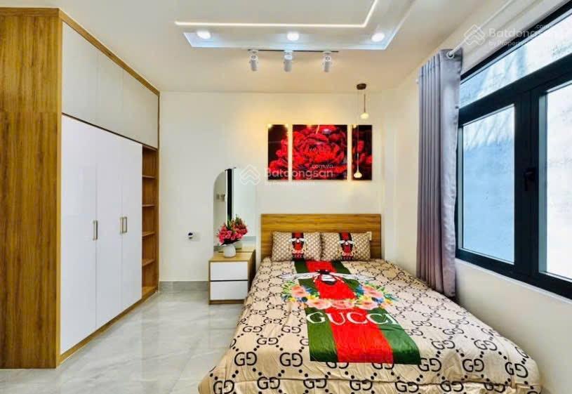 Bán nhà út tịch  tân bình đang cho thuê 20triệu.giá 3tỷ280/72.4m2 gần tiểu học hoàng văn thụ