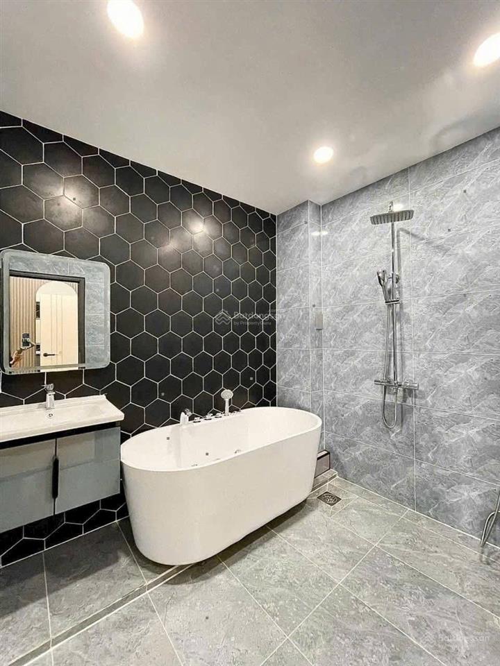 Nhà huỳnh khương ninh  quận 1. giá 3tỷ800/72.4m2 đang cho thuê 26 triệu. gần công viên lê văn tám