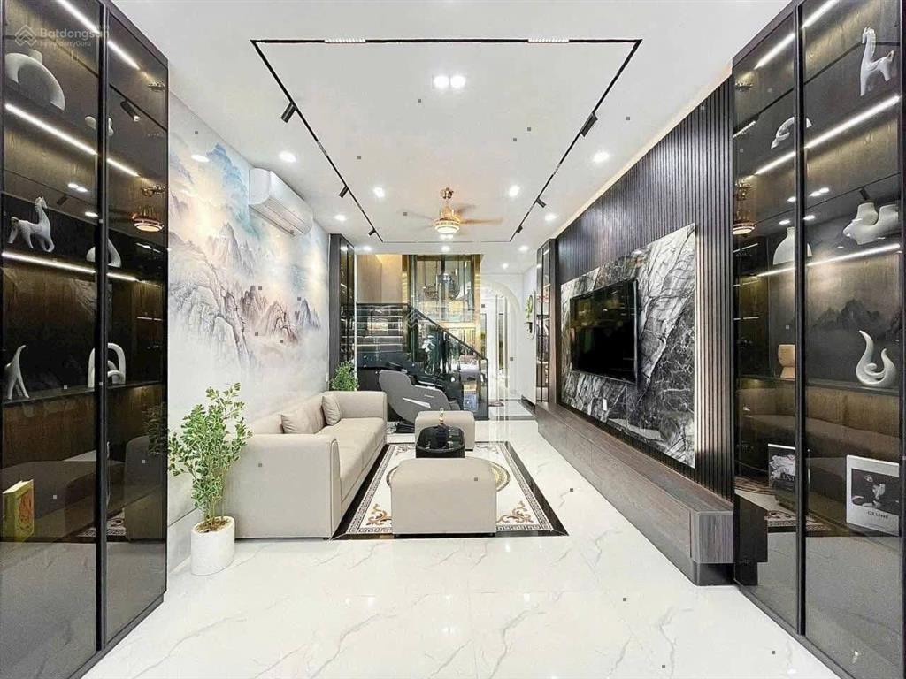 Nhà huỳnh khương ninh  quận 1. giá 3tỷ800/72.4m2 đang cho thuê 26 triệu. gần công viên lê văn tám