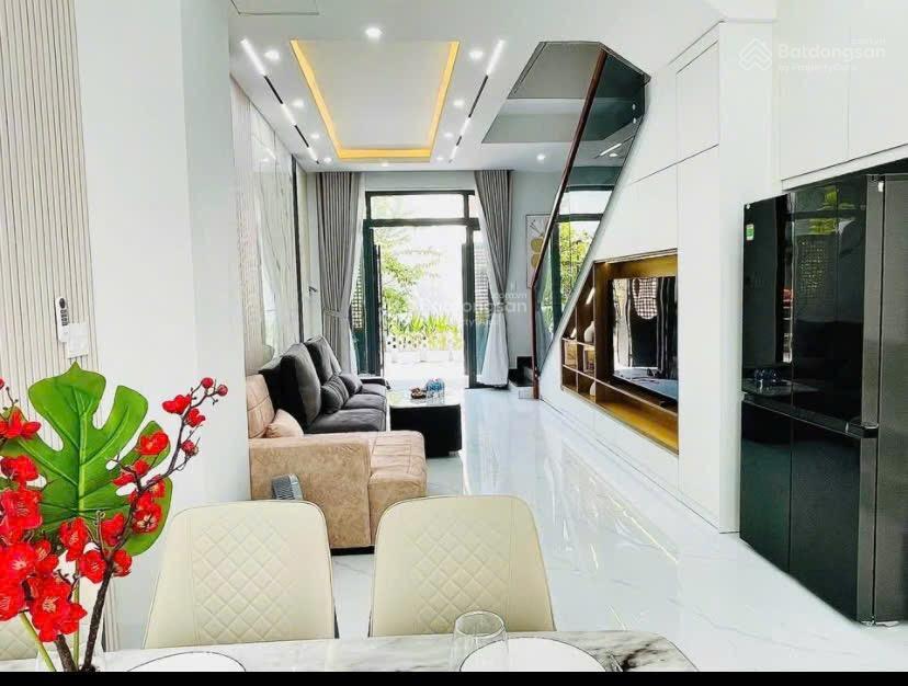 Bán gấp nhà đường man thiện quận 9.giá 2tỷ880/72.2m2 đang cho thuê 18triệu. gần khu công nghệ cao