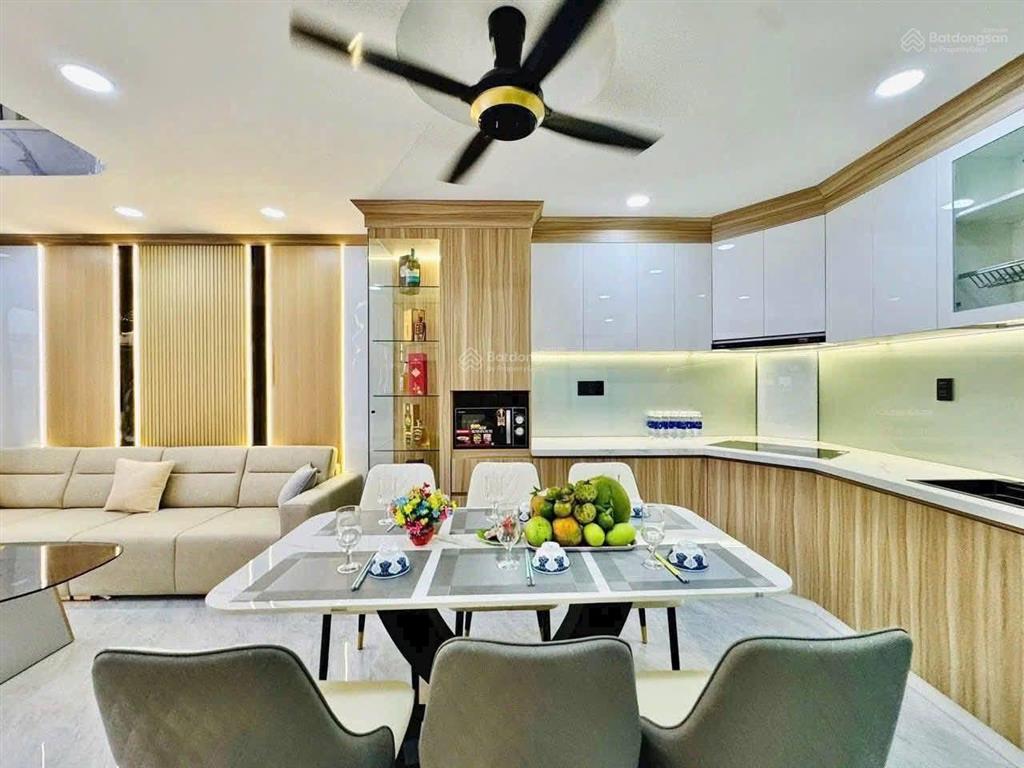 Bán nhà ngay đặng tất quận 1. giá 4tỷ8/80.5m2 đang cho thuê 25triệu. gần chợ tân định