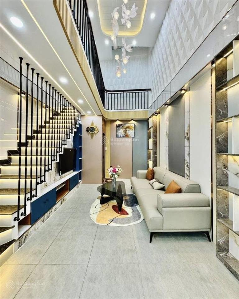 Nhà cho thuê 20triệu ngay cô giang quận 1. giá 3tỷ8/72.4m2 gần đại học văn lang