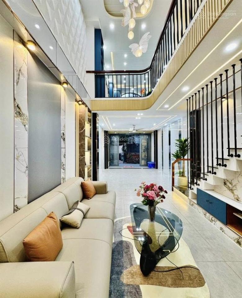 Nhà cho thuê 20triệu ngay cô giang quận 1. giá 3tỷ8/72.4m2 gần đại học văn lang