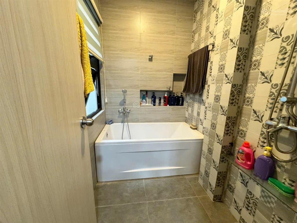 Nhà đường 6,5m ngay trần não  quận 2. dt 63.7m2 đang cho thuê 18tr. gần đh giao thông vận tải