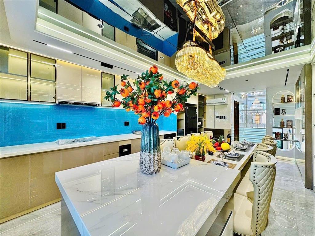 Cần vốn bán nhà cửu longp.15 quận 10. 75.4m2 đang cho thuê 26triệu. nằm khu cư xá bắc hải