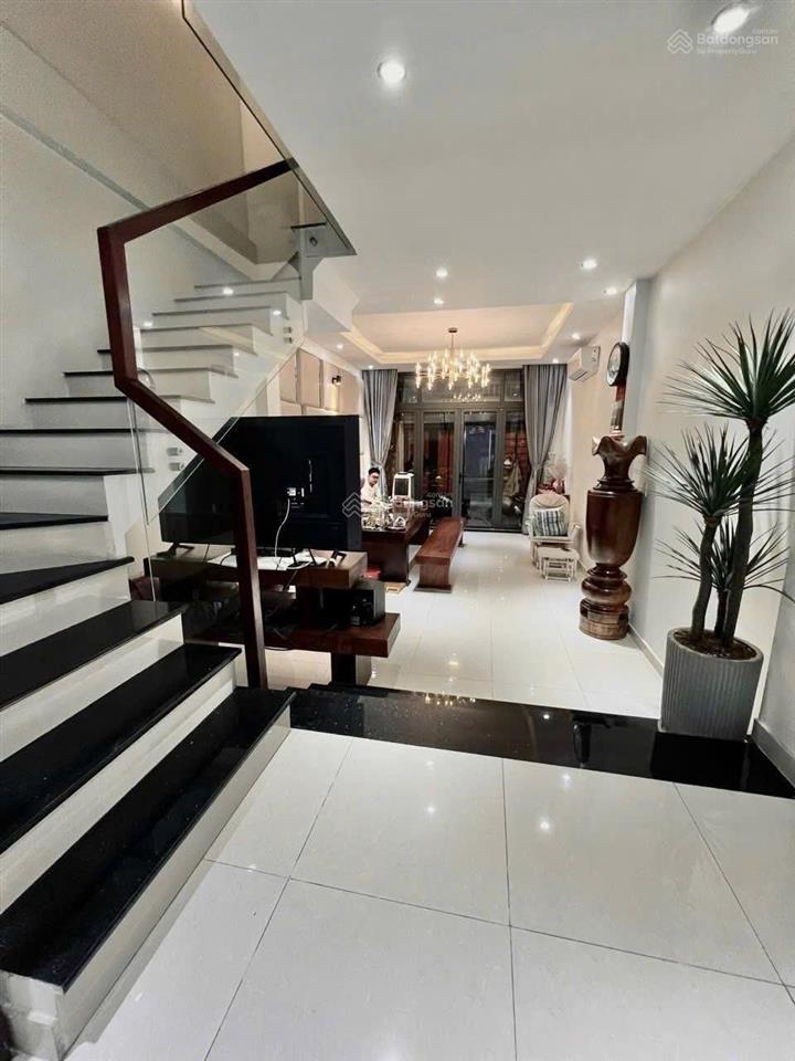 Chủ cần tiền bán gấp nhà vĩnh viễnp2q10, gần cao đẳng kinh tế. giá 3tỷ950/82m2 đang cho thuê 25tr