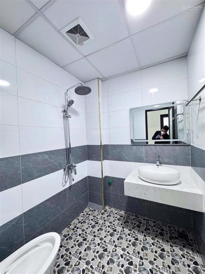 Cô phi cần bán gấp nhà nguyễn đình chiểup5q3, gần chợ vườn chuối. 4tỷ100 80m2 đang cho thuê 26tr