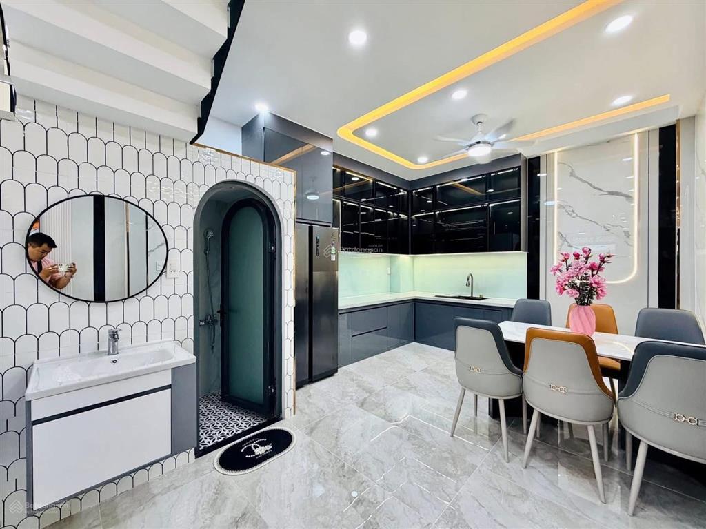 Chính chủ cần tiền bán nhà nguyễn thiện thuậtp2q3, gần chợ bàn cờ. 3tỷ90077m2 đang cho thuê 28tr