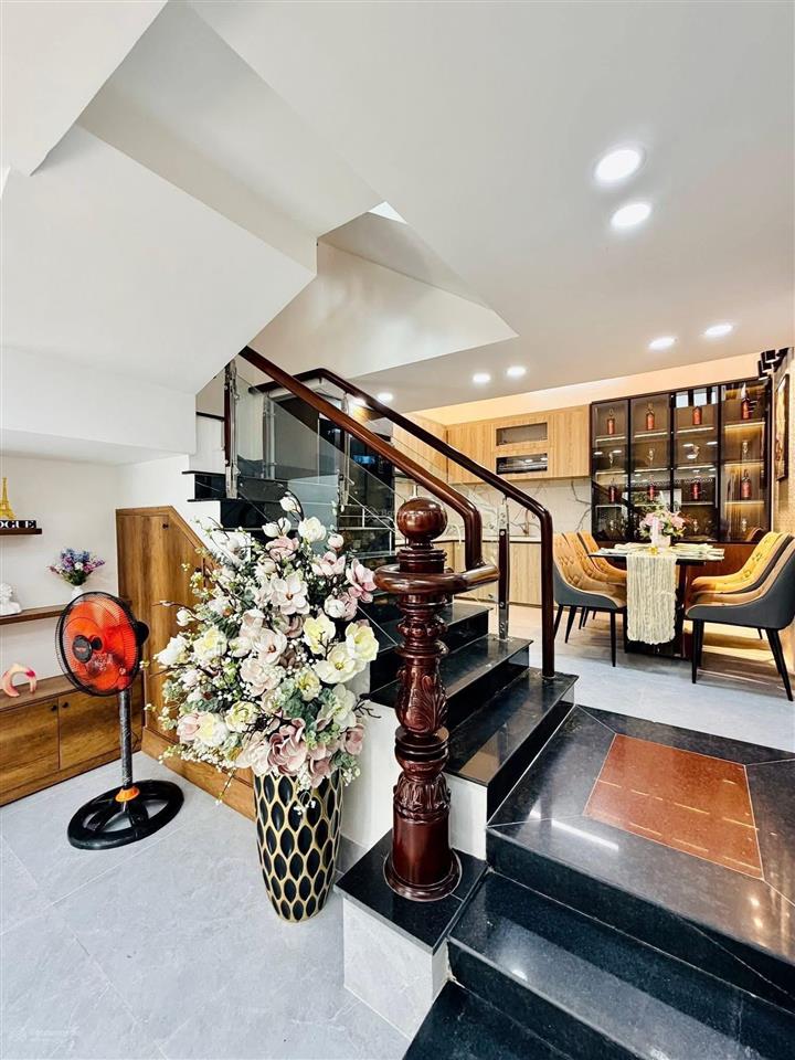 Bán nhà mặt tiền nguyễn phi khanhtân địnhq1. giá 4tỷ5 dt 73m2 đang cho thuê 28tr. nhà lửng 2 lầu