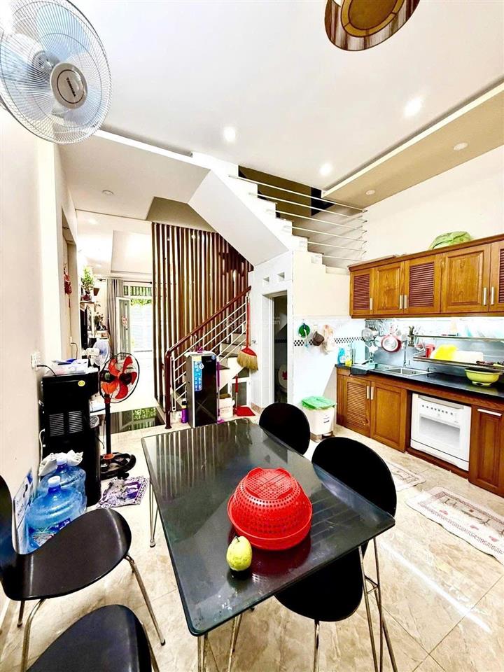 Cô lữ cần tiền giảm giá bán gấp nhà nhà bàn cờp3q3, gần chợ bàn cờ. dt 62m2 đang cho thuê 24tr