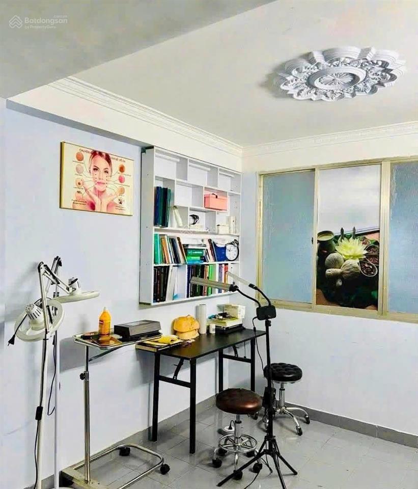 Chủ cần tiền bán gấp nhà vườn chuốip4q3, gần chợ vườn chuối. giá 3tỷ2/65m2 đang cho thuê 22tr/th