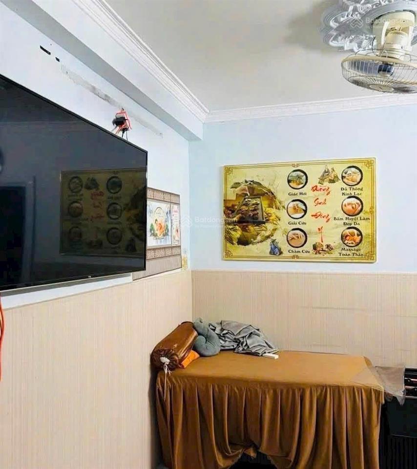Chủ cần tiền bán gấp nhà vườn chuốip4q3, gần chợ vườn chuối. giá 3tỷ2/65m2 đang cho thuê 22tr/th