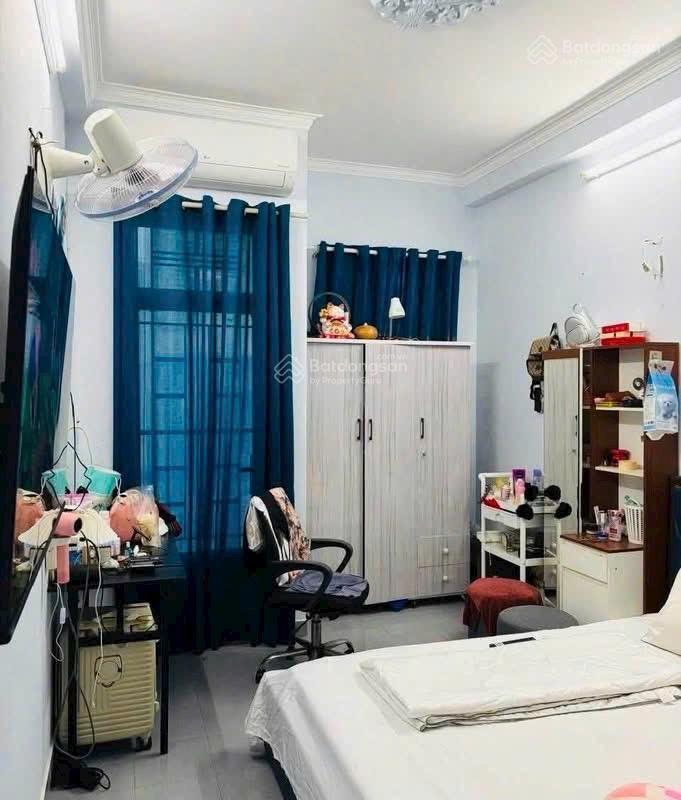 Chủ cần tiền bán gấp nhà vườn chuốip4q3, gần chợ vườn chuối. giá 3tỷ2/65m2 đang cho thuê 22tr/th