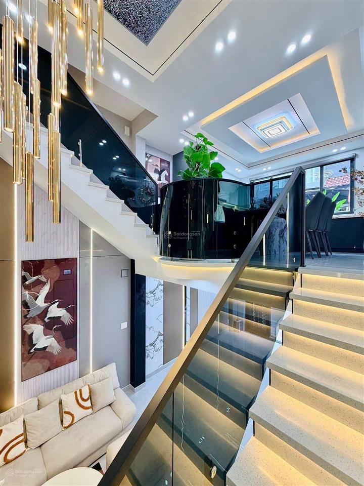 Cô tú về quê bán gấp nhà đường 7m nguyễn văn nguyễn  q1, gần cầu kiệu. 73m2 đang cho thuê 25tr