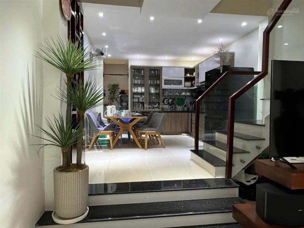 Chủ cần tiền bán gấp nhà vĩnh viễn  p2  q10, gần cao đẳng kinh tế. 82m2 đang cho thuê 25tr
