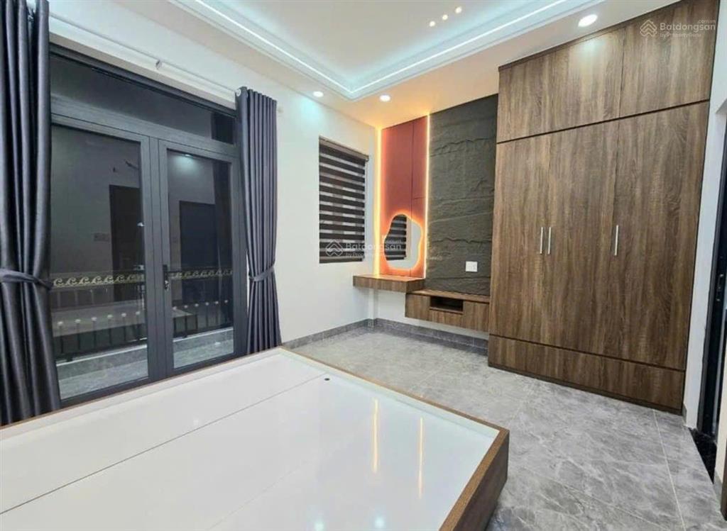 Cô mỹ đi định cư bán gấp nhà lê ngô cátq3, gần bệnh viện da liễu. dt 75m2 đang cho thuê 25 tr