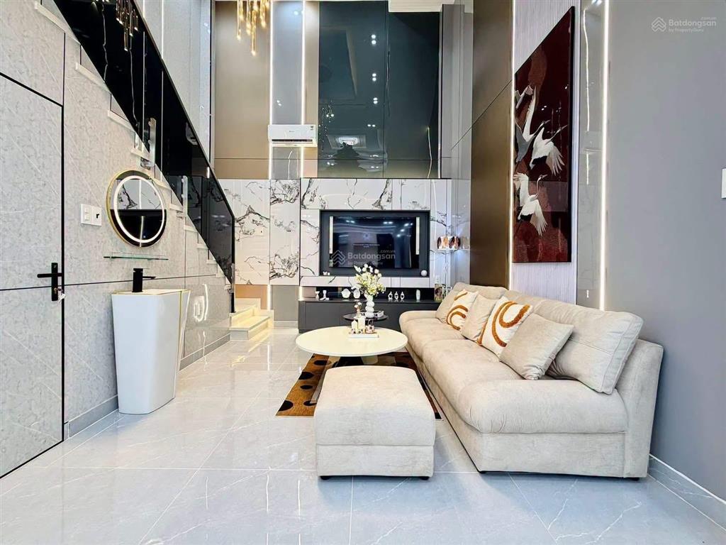 Cô tú về quê bán gấp nhà đường 7m nguyễn văn nguyễn  q1, gần cầu kiệu. 73m2 đang cho thuê 25tr