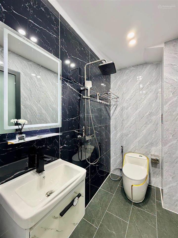 Cô tú về quê bán gấp nhà đường 7m nguyễn văn nguyễn  q1, gần cầu kiệu. 73m2 đang cho thuê 25tr