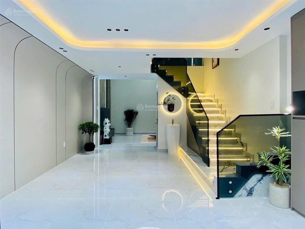 Cô tú về quê ở cần bán nhà nhiêu tâm  p5  q5, gần chợ hoà bình dt 80m2 đang cho thuê 24 triệu