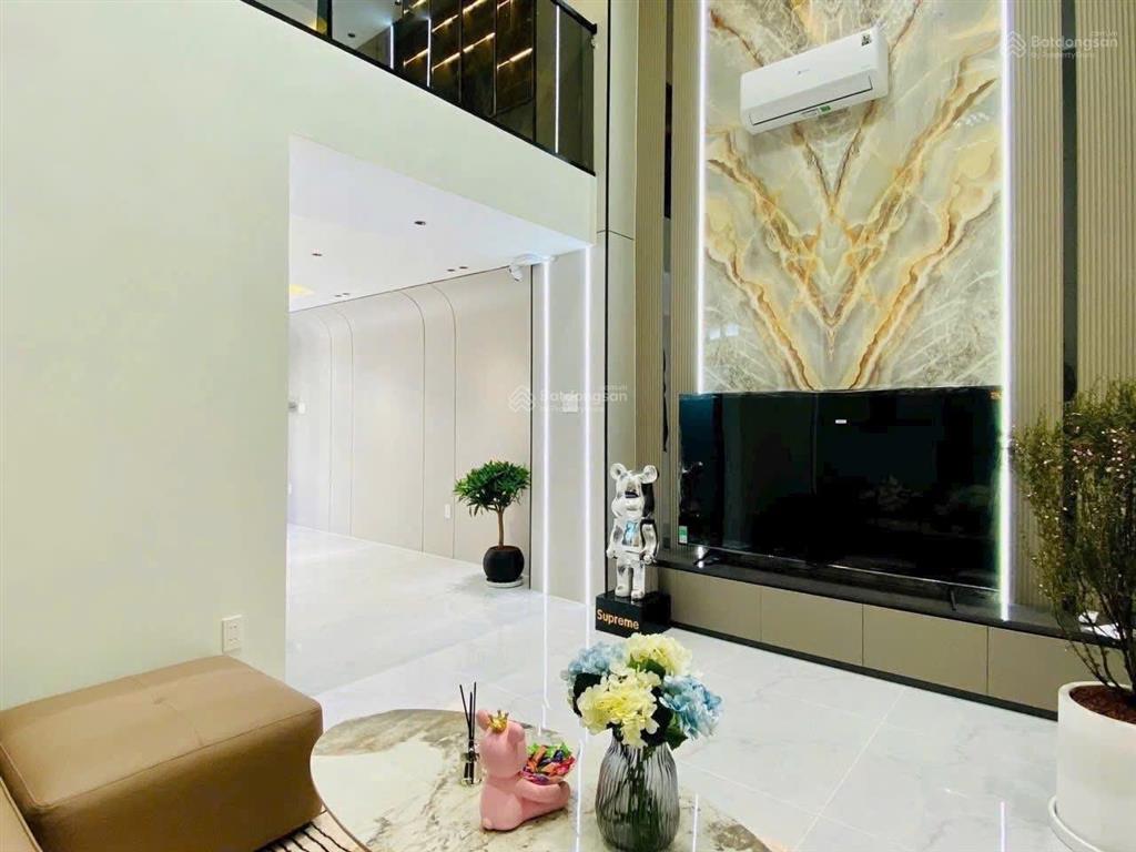 Cô tú về quê ở cần bán nhà nhiêu tâm  p5  q5, gần chợ hoà bình dt 80m2 đang cho thuê 24 triệu